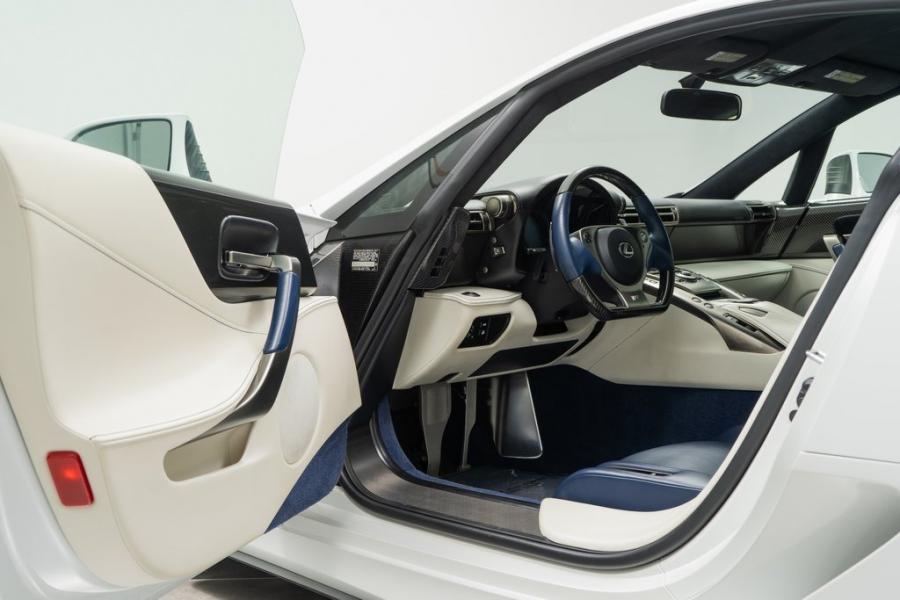 Интерьер Lexus LF-A (108) 2012 года  (фото 18 из 34)